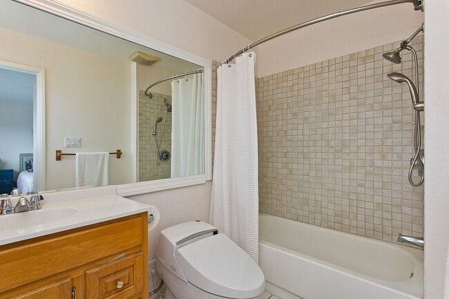 Building Photo - Three Bedroom Penthouse Townhome with beau...