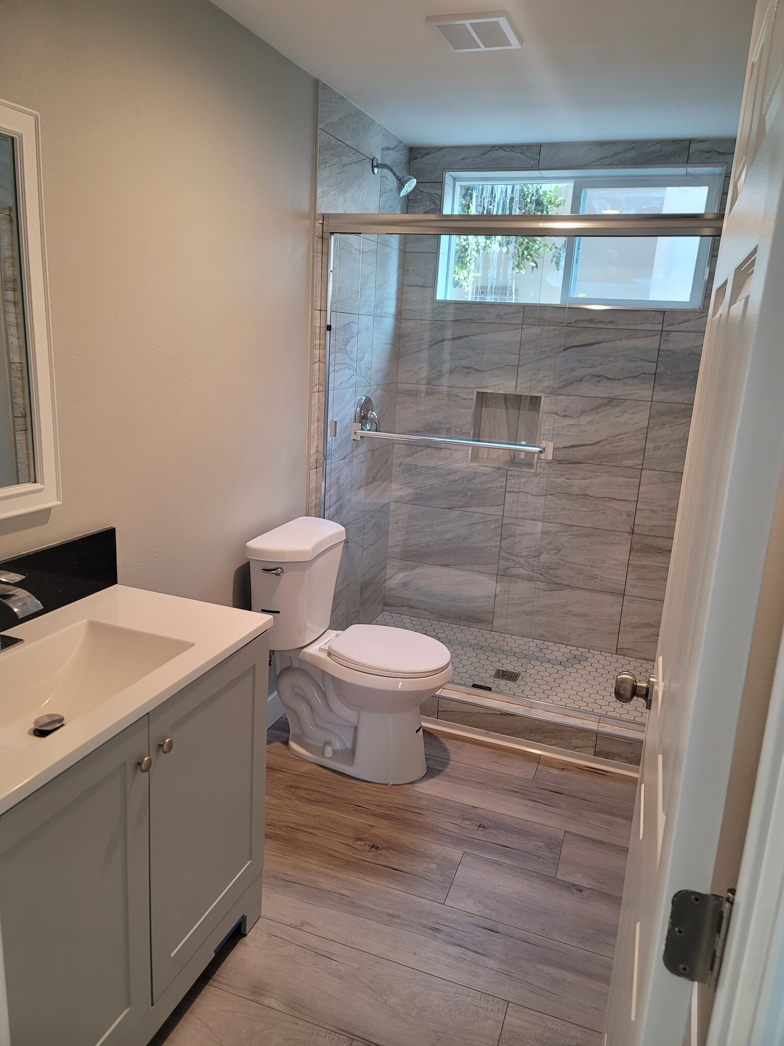 Building Photo - 5544 Tampa Ave