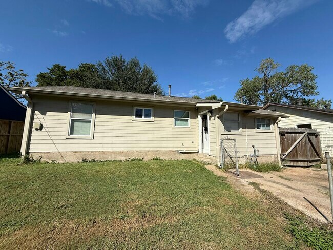 Building Photo - 615 Coral St