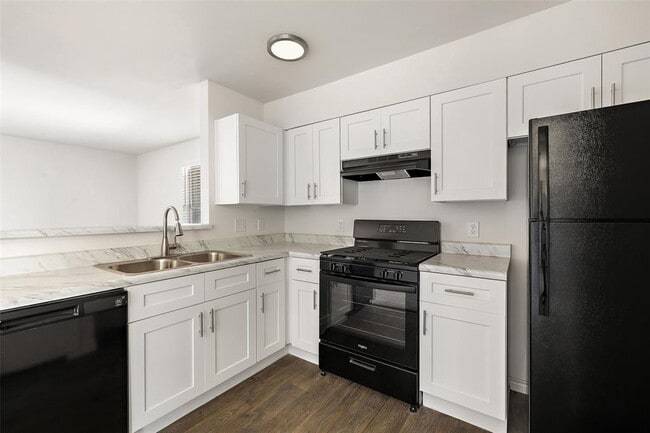 Building Photo - 9903 Roxanna Dr