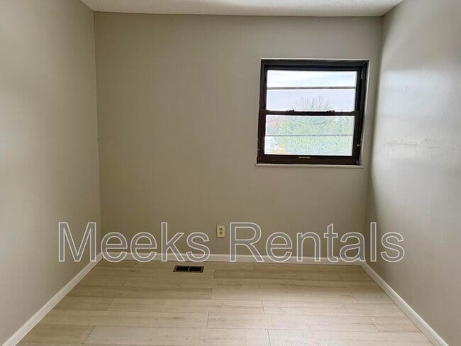 Building Photo - 205 Fairway Gardens Dr