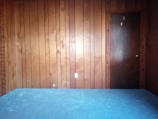 Building Photo - 2 Bedroom 1 Bathroom