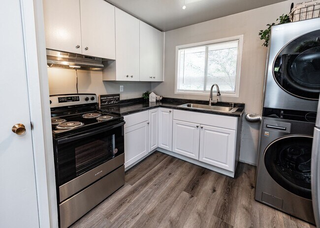 Building Photo - Newly Remodeled 3 Bedroom Home in Central Location