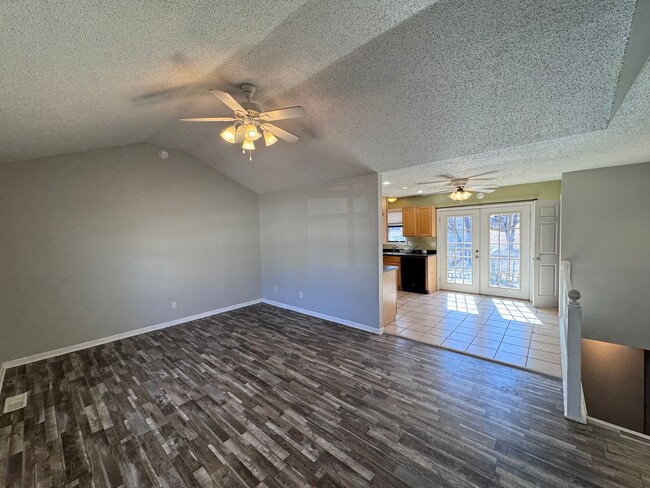 Building Photo - 5 Bedrooms!