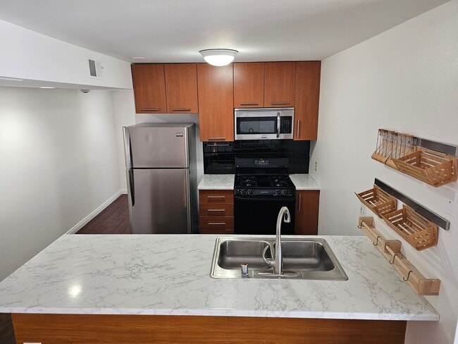 Building Photo - $3850 / 3br - Condo 3 beds 2 baths (West LA)