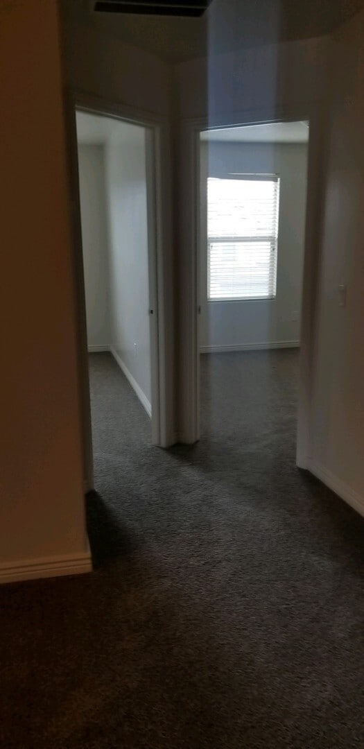 Building Photo - Town home in Little Valley Area. End Unit!!