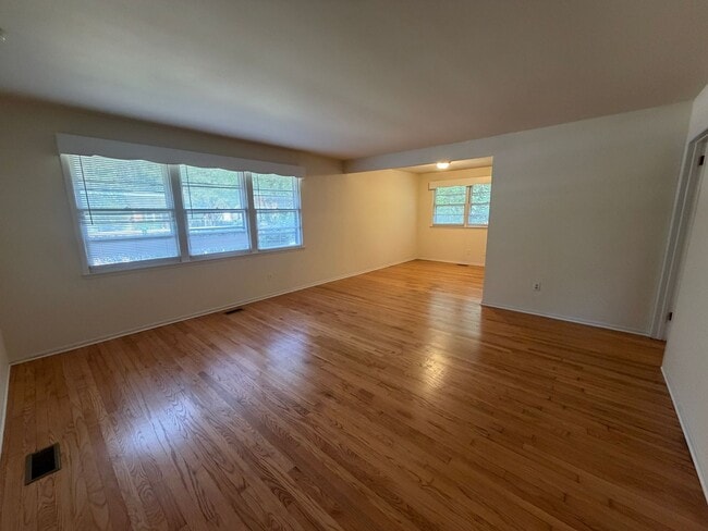 Building Photo - Classic 3BR/2BA Mid-Century Ranch on Ridge Road