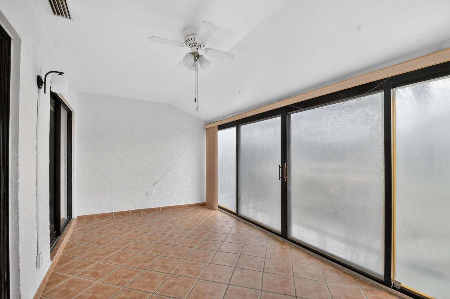 Building Photo - 704 Sunny Pine Way