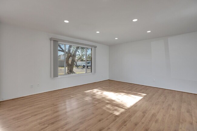 Building Photo - Scottsdale Townhome Now Available!