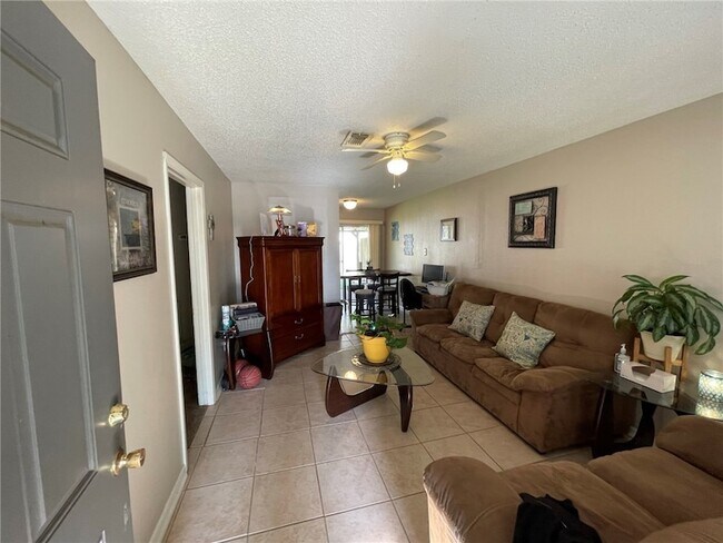 Building Photo - 1527 Hillside Dr