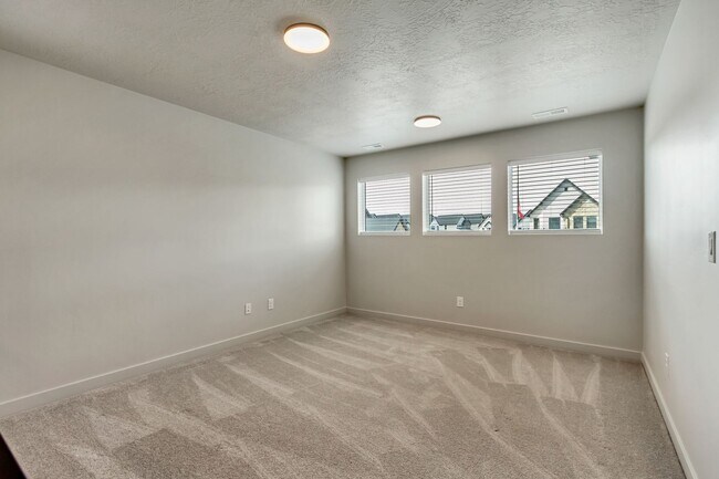 Building Photo - 3 Bedroom 2.5 Bathroom Home in Eagle Mountain!