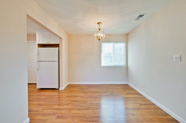 Building Photo - 1425 Sunshadow Ln