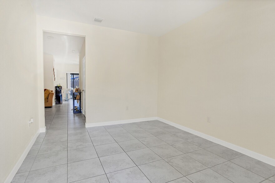 Building Photo - 113 SE 33rd Ter