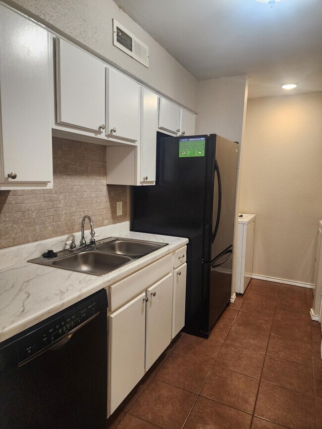 Building Photo - 5665 Birchmont Dr