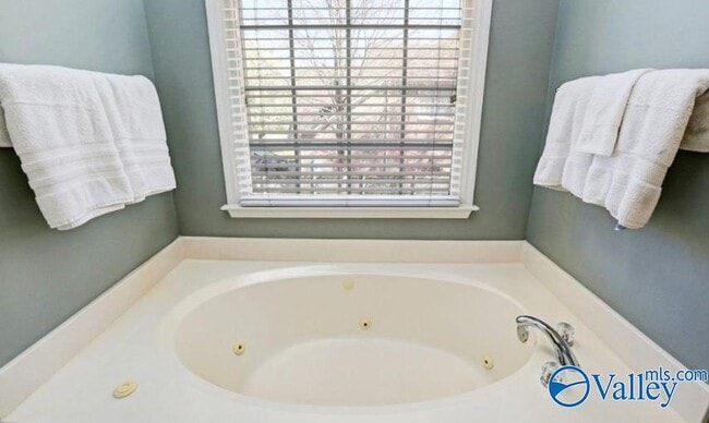 Building Photo - 129 Cannes Dr SE