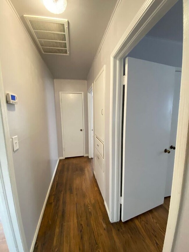 Building Photo - Cute 2 Bed 1 Bath in The Village
