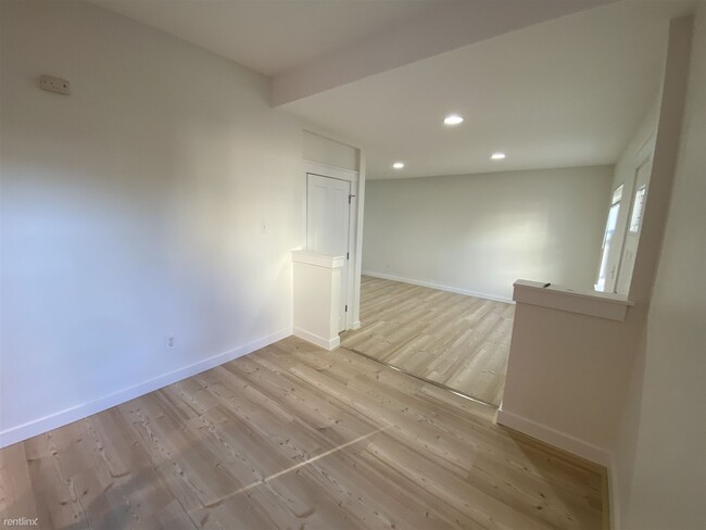 Building Photo - 4 br, 3 bath Triplex - 8120 Delridge Way S...