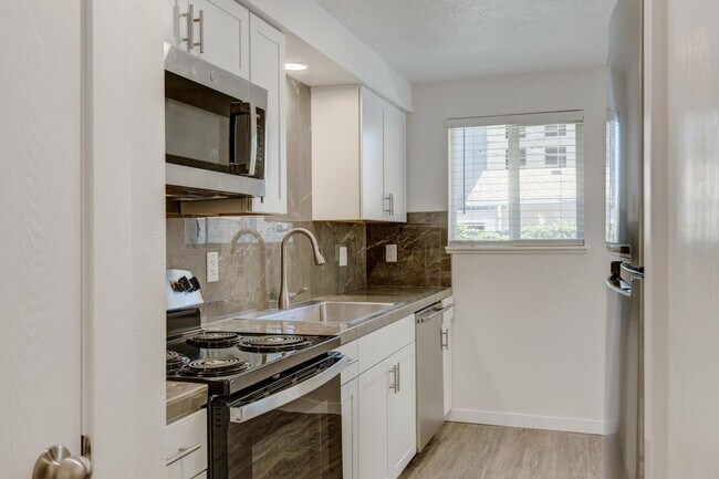 Building Photo - Newly Renovated Townhouse - Pet Friendly!!