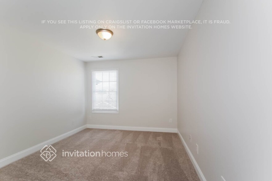 Building Photo - 2027 Oak Trail Dr