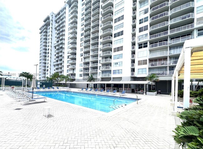 Building Photo - 18021 Biscayne Blvd