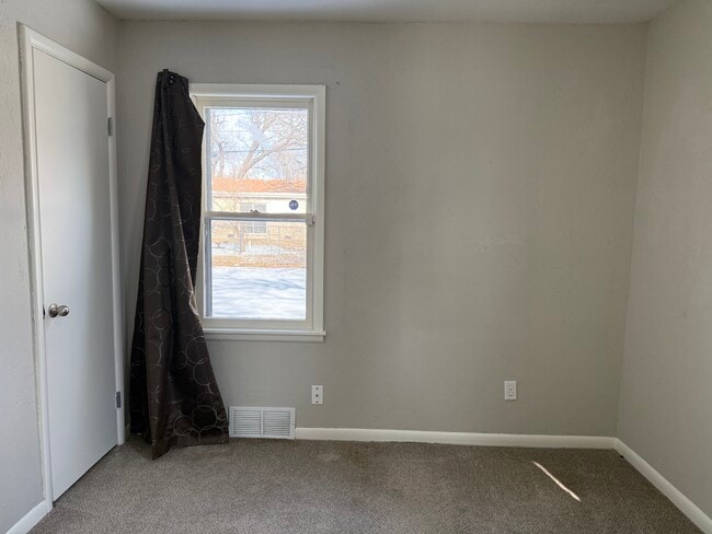 Building Photo - 1420 E 31st St S