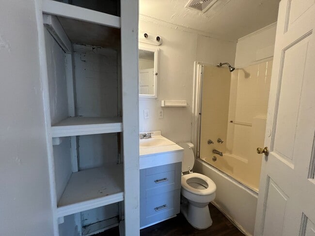 Building Photo - 3/2 Available Now in West Greenville!