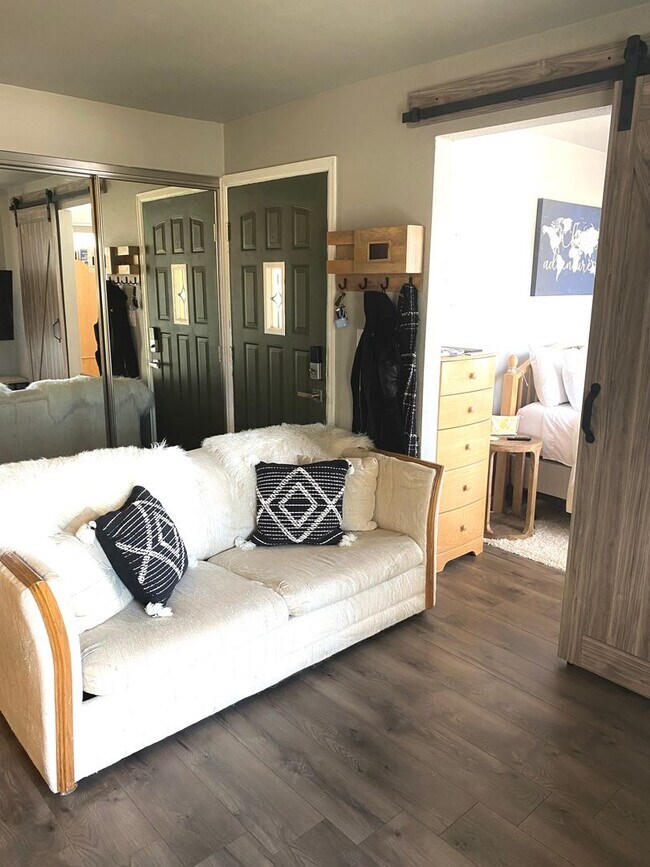 Building Photo - Fully Furnished 1 Bed 1 Bath Unit Available NOW!