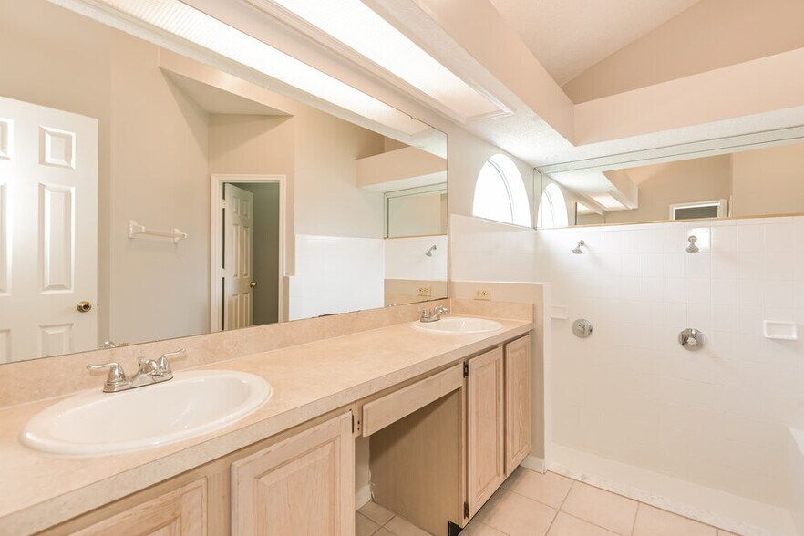 Building Photo - 9157 Camshire Dr
