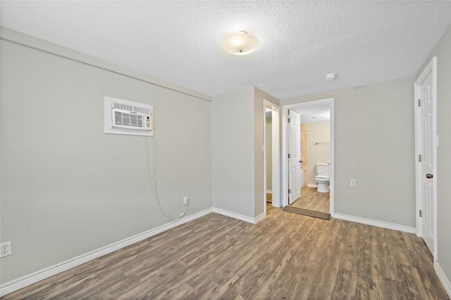 Building Photo - Lovely 2 Bedroom 2 Bath Duplex