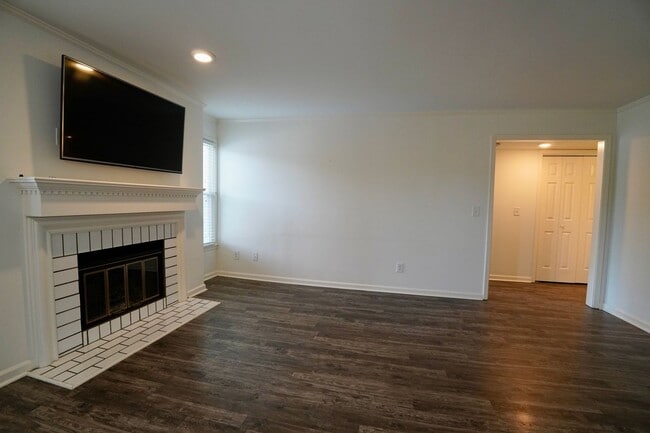 Building Photo - 2 Bed 2 Bath in Desirable Green Hills!