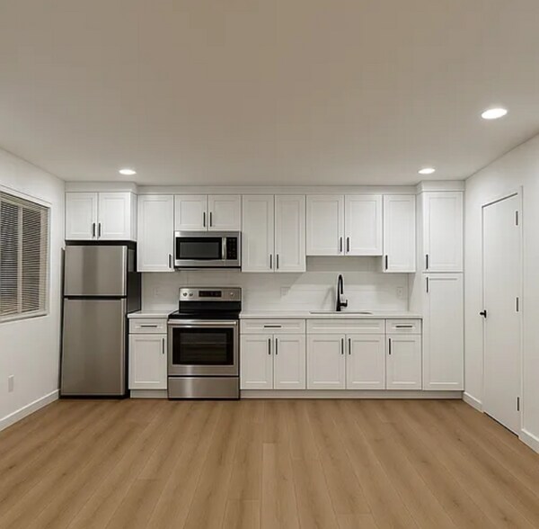 Primary Photo - 331 W Windsor Rd