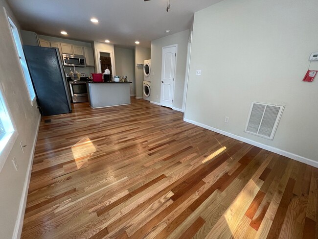 Building Photo - Large, updated 5 BR 2.5 BA in Carrboro, cl...