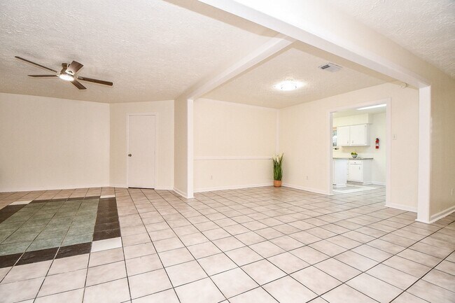 Building Photo - 16823 Cobble Ridge Dr