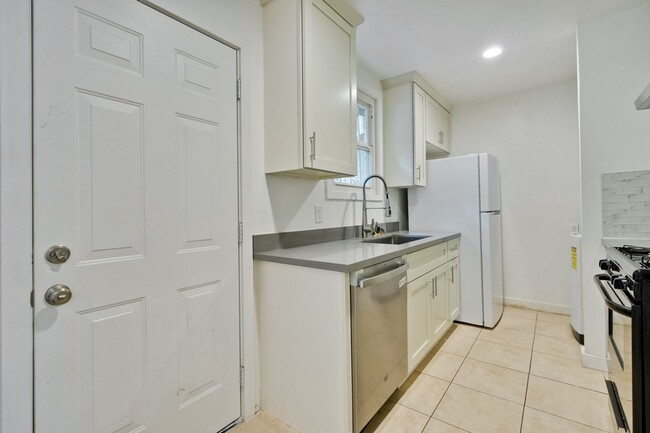 Building Photo - I Street