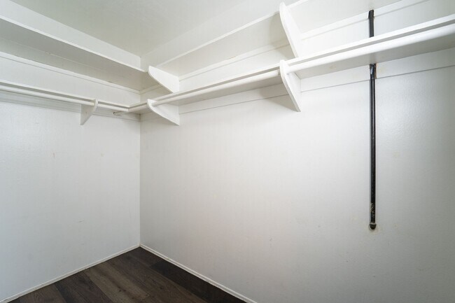 Building Photo - Lakeside Gem- Upstairs 1 Bed w/all amenities. A must see, Don't Wait!- Ready Now!