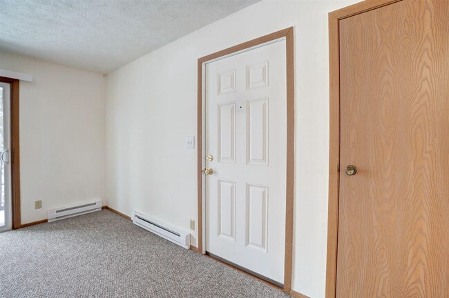 Building Photo - 235 Broadway Dr