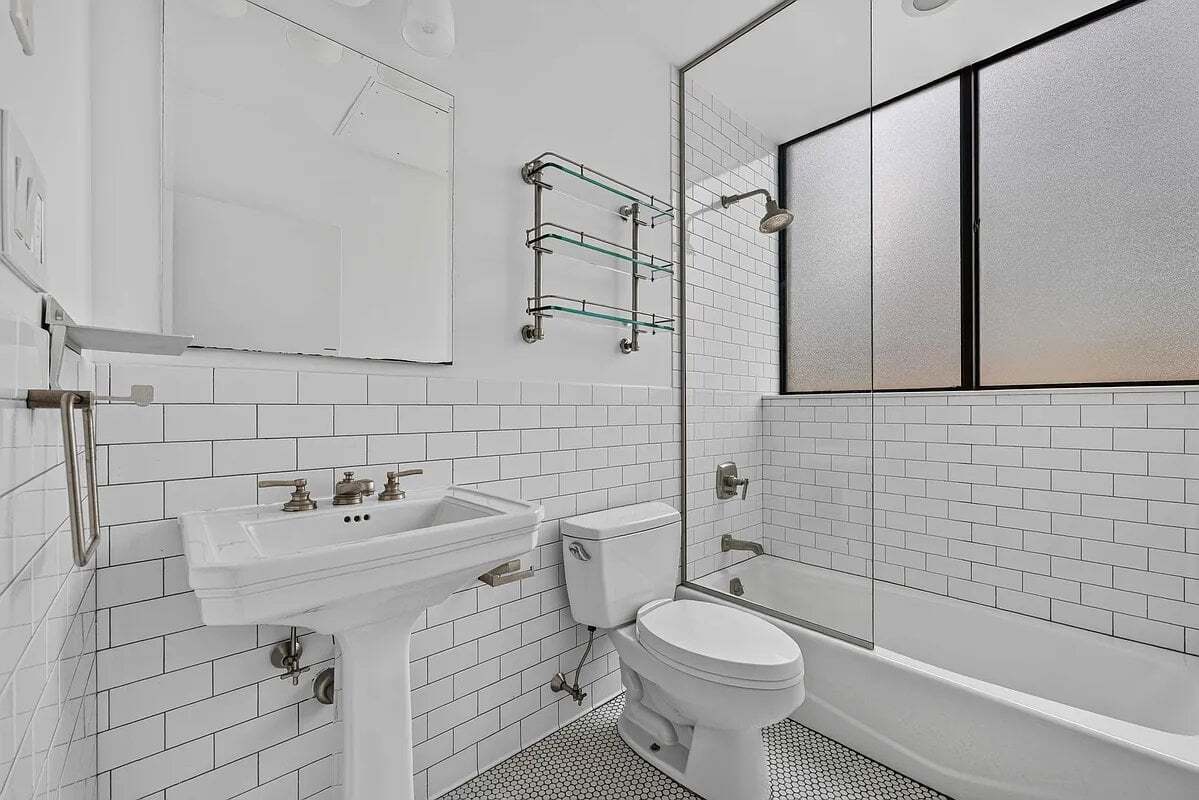 Building Photo - 245 E 44th St