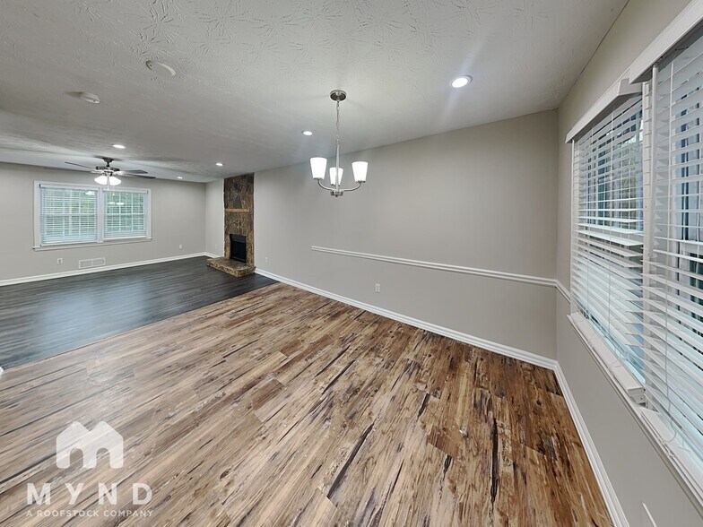 Building Photo - 1224 Classic Dr NE