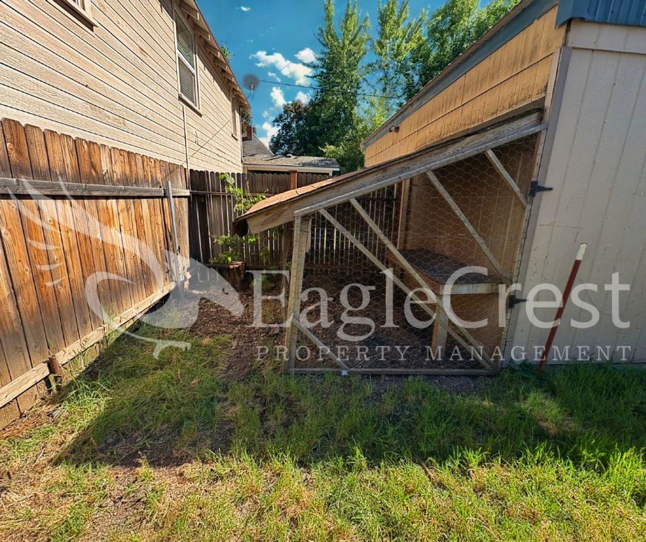 Building Photo - Charming Historic 4-Bedroom Home with Fenced Yard & Chicken Coop ~ $200.00 OFF 2nd MONTH RENT