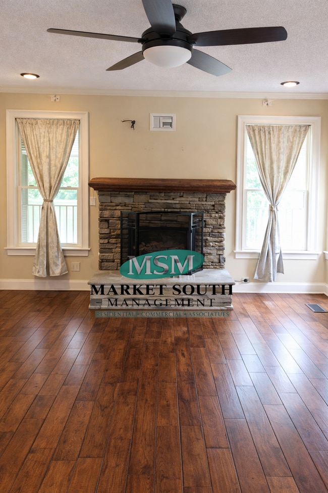 Building Photo - SOUTHBRIDGE BEAUTY- AVAILABLE NOW!