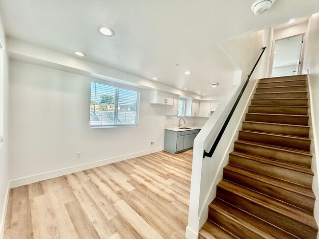 Building Photo - NewB La T 8418