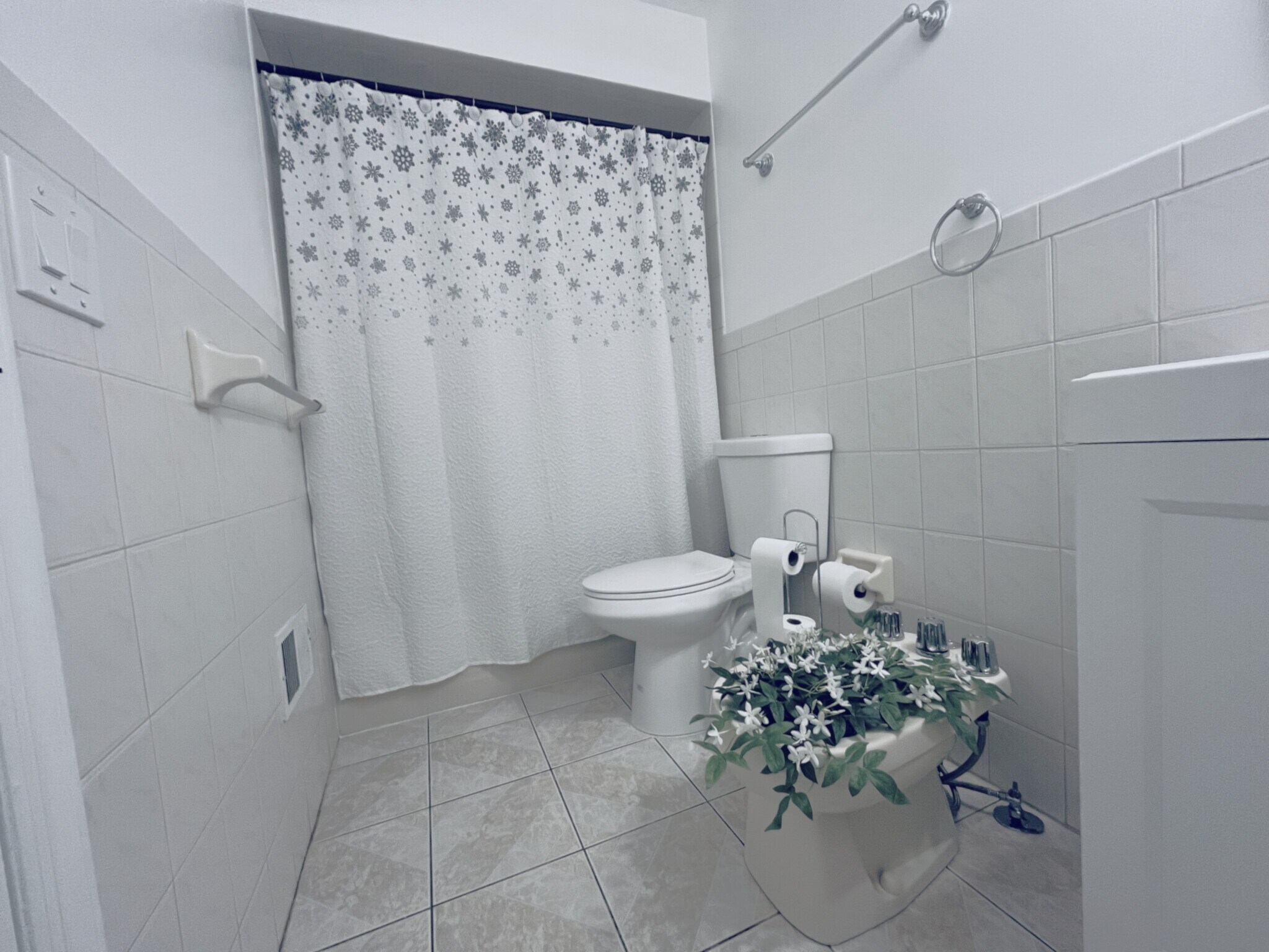 GUESTS BATHROOM - 42 Van Buren St