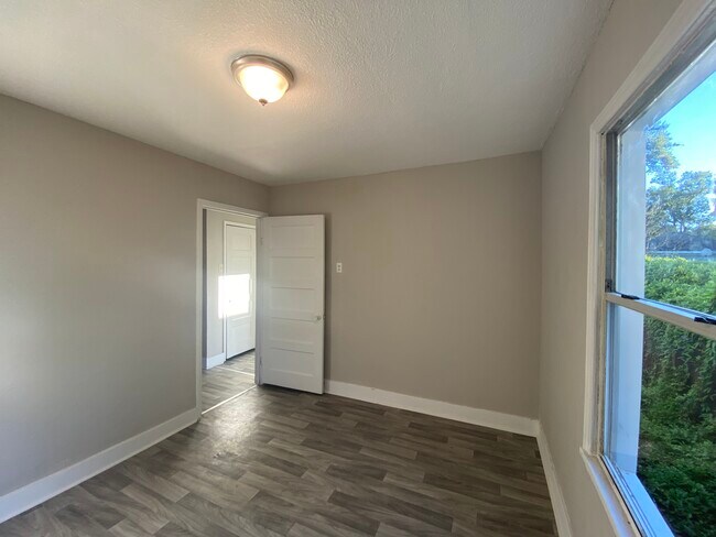 Building Photo - 1303 S Hart Ave