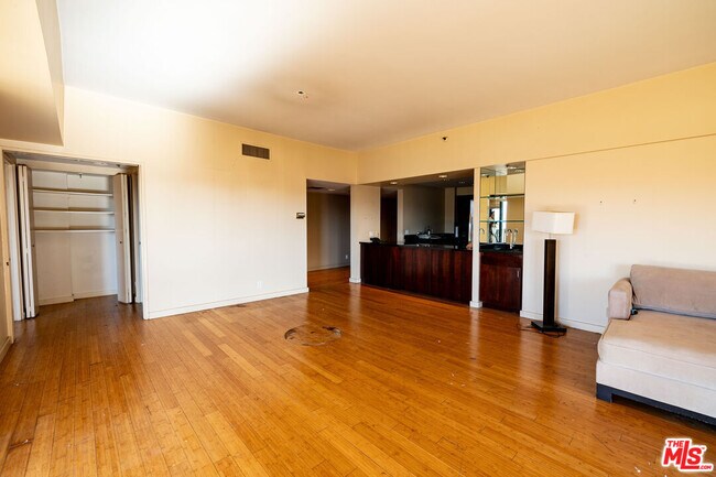 Building Photo - 10445 Wilshire Blvd