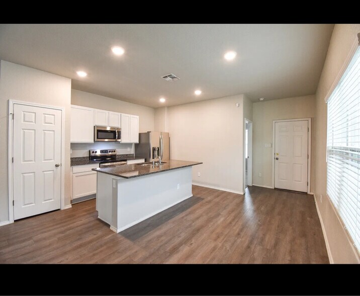 Building Photo - 3443 RedBud Grv
