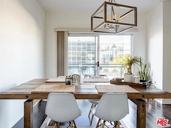 Building Photo - 14245 Dickens St