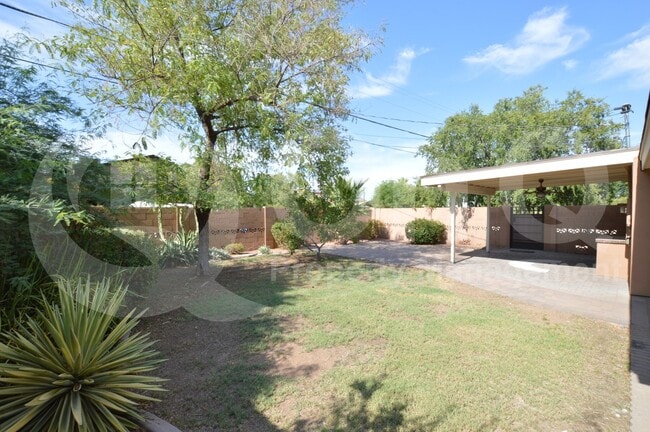 Building Photo - 1402 W Glenrosa Ave