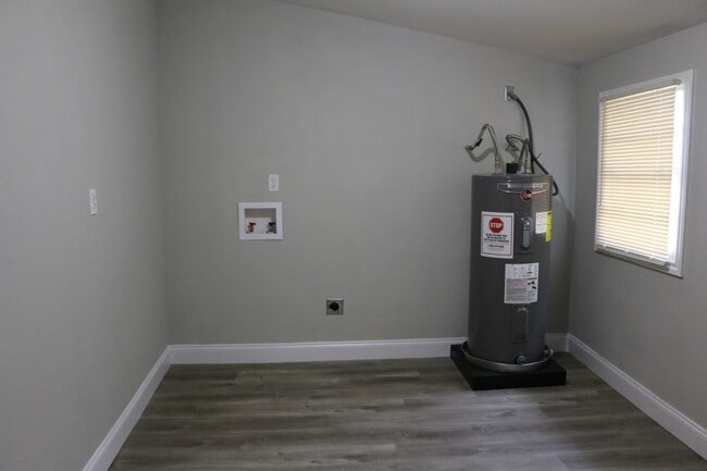 Building Photo - 1014 W 4th St