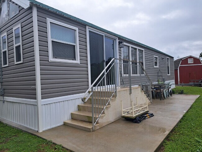 Building Photo - Nicely Redone 1/1 on Center Lake