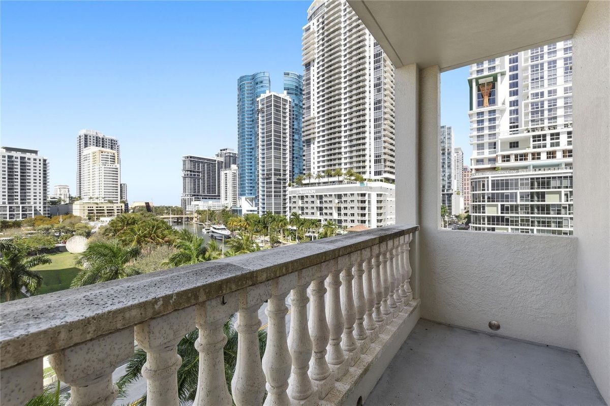 Building Photo - 511 SE 5 Ave